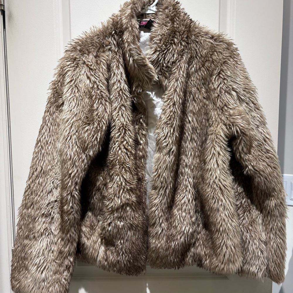 Magnifique manteau court en fausse fourrure
